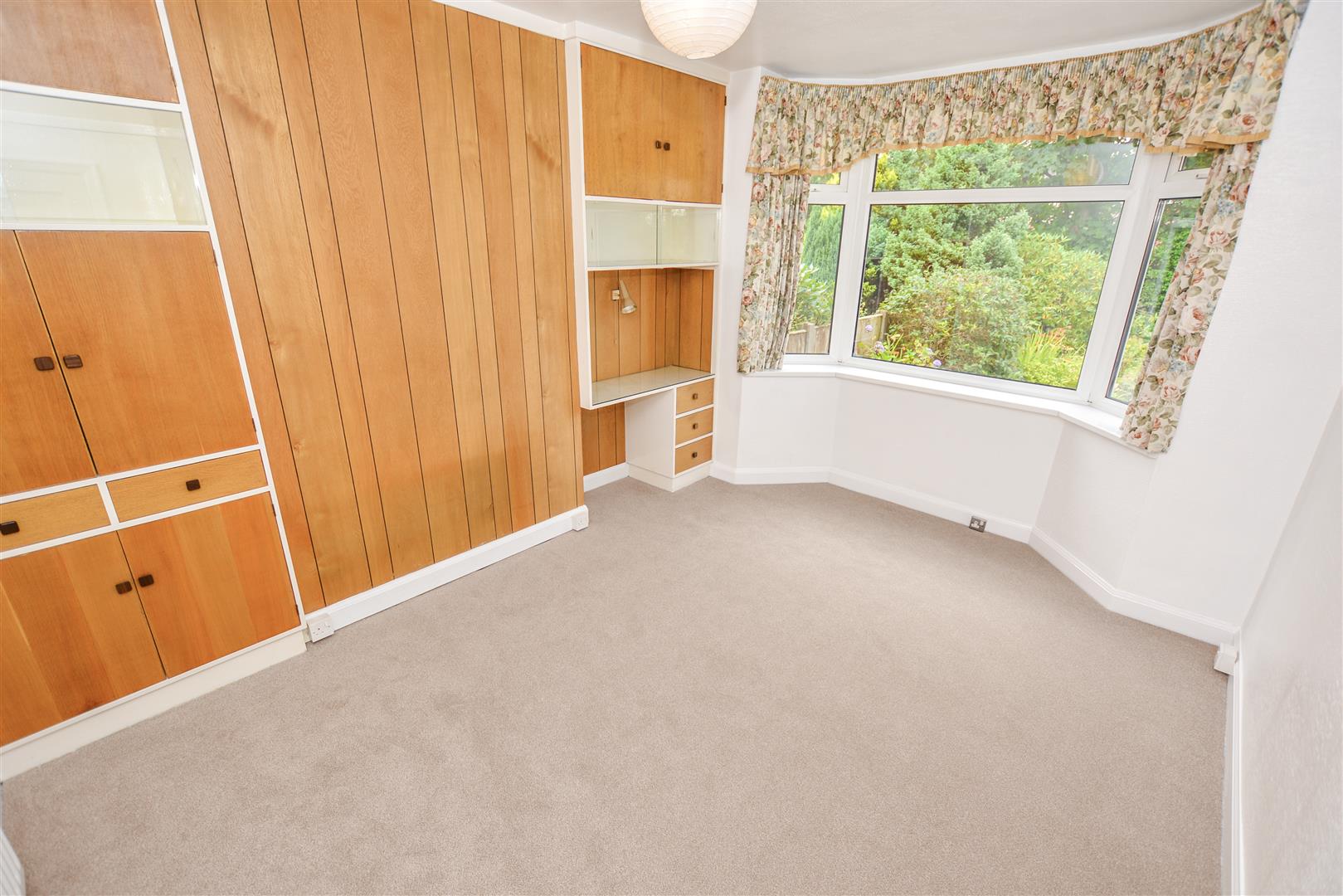 BAY FRONTED DINING ROOM